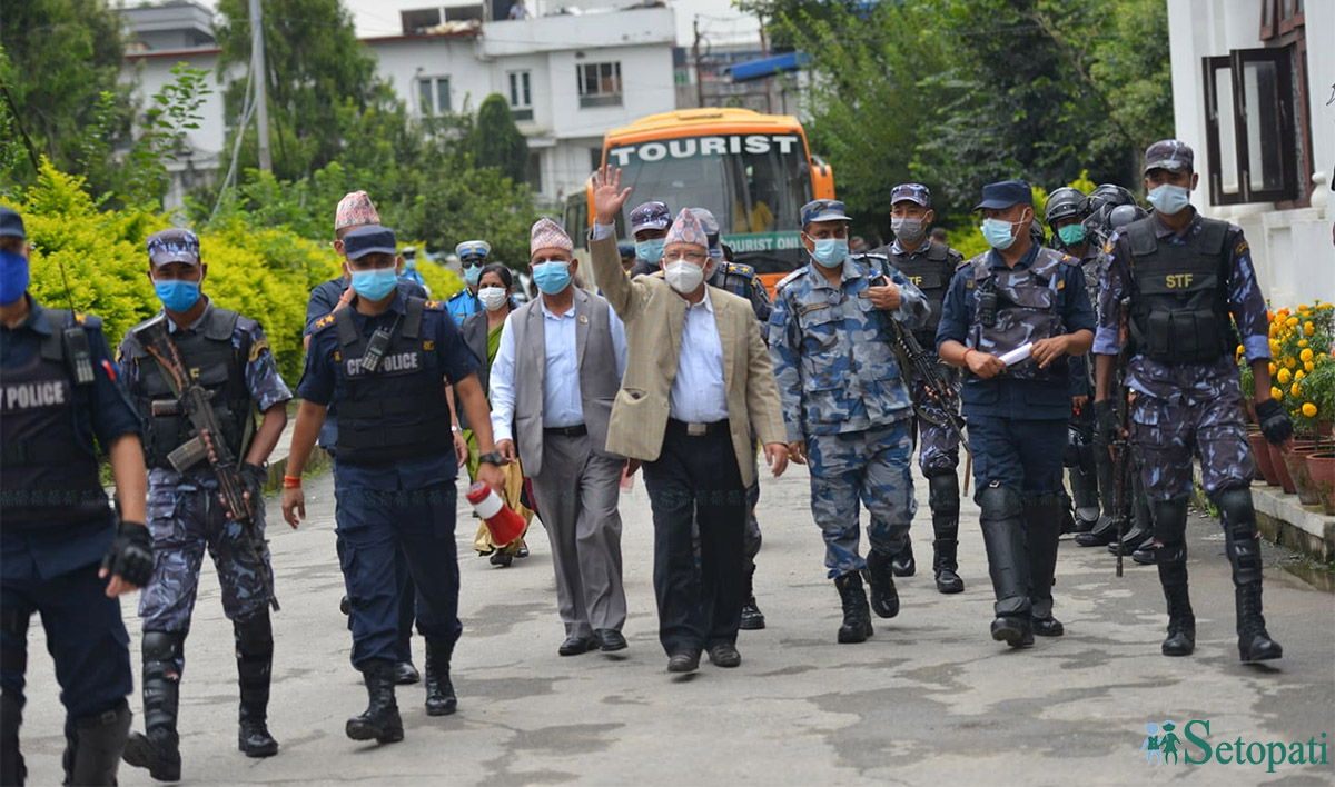 नयाँ पार्टी दर्ताका लागि नेकपा एसमाजवादीका अध्यक्ष माधव नेपाल। तस्बिरः निशा भण्डारी/सेतोपाटी